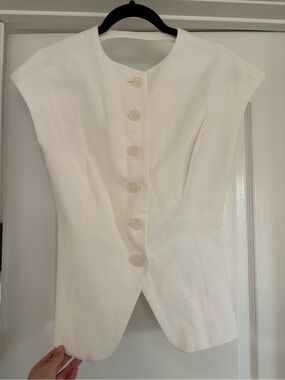 RAE Sleeveless White Button-Front Structured Top- open back